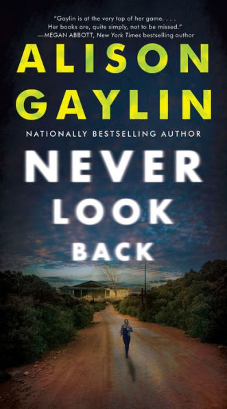 Never Look Back: A Novel - 9780063032668